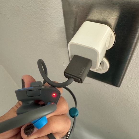 Beats earbud Bluetooth headphones . WORKING CONDITION - Picture 2 of 4